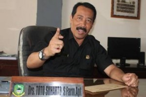 Ketua DPD PAN, Drs Toto Suharto Sfarm Apt